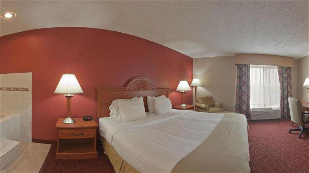 Quality Inn & Suites Лоренсберг Экстерьер фото