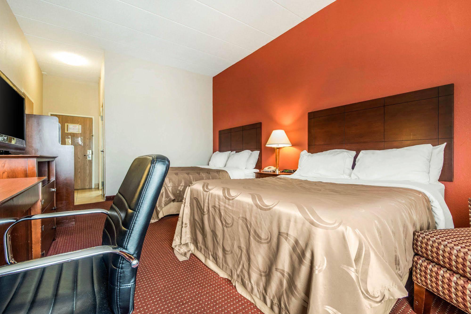 Quality Inn & Suites Лоренсберг Экстерьер фото