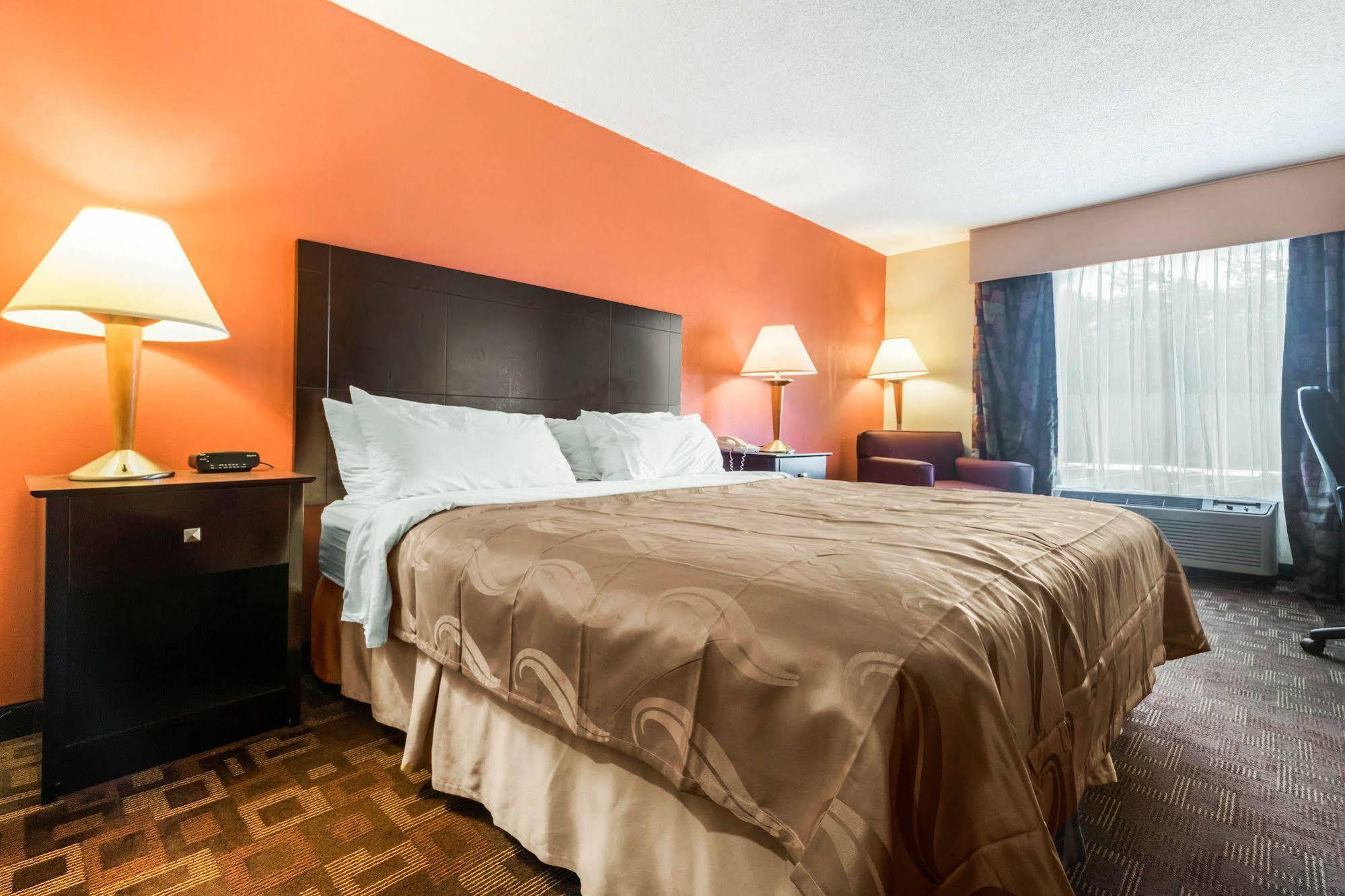 Quality Inn & Suites Лоренсберг Экстерьер фото