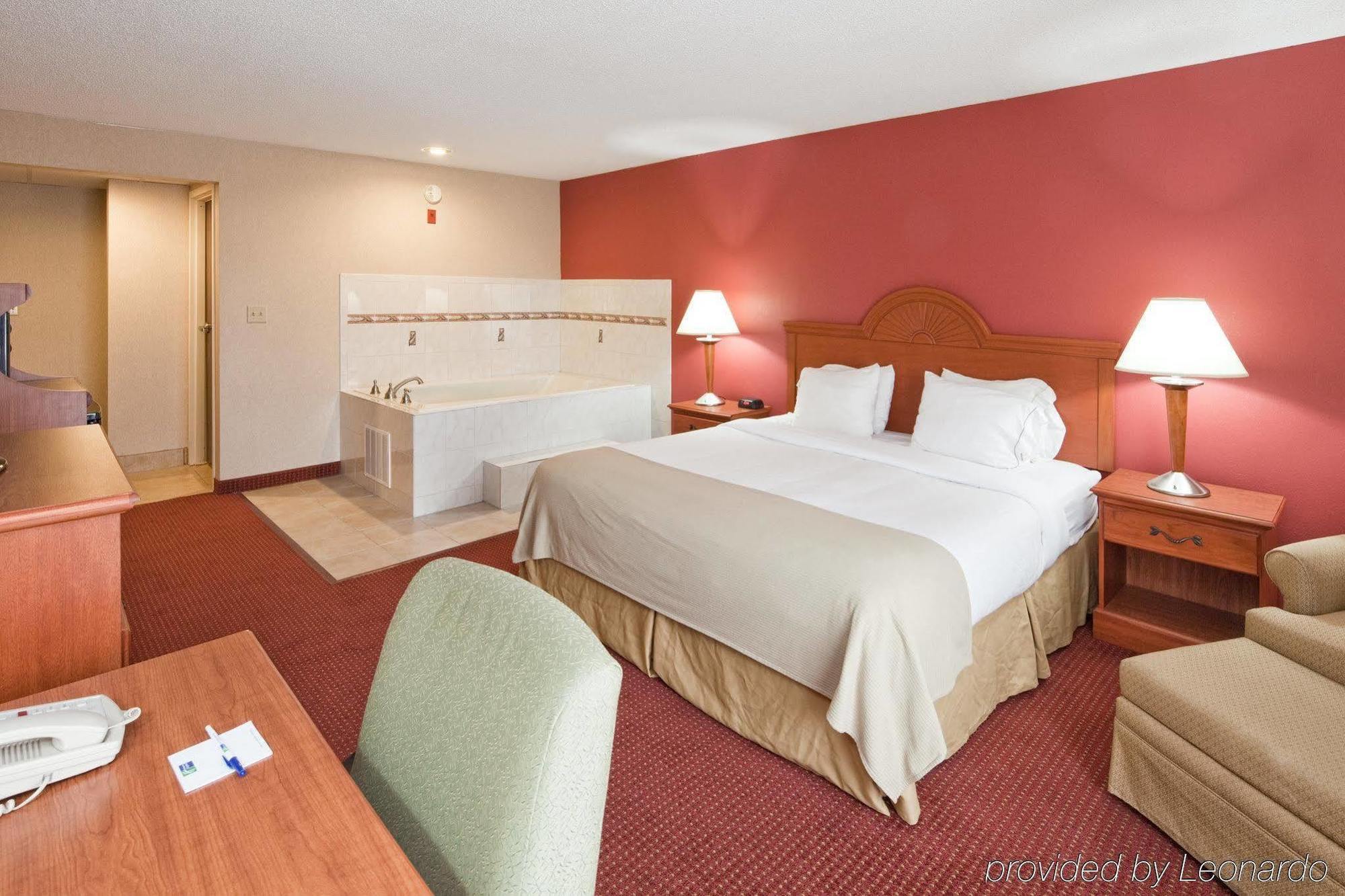 Quality Inn & Suites Лоренсберг Экстерьер фото