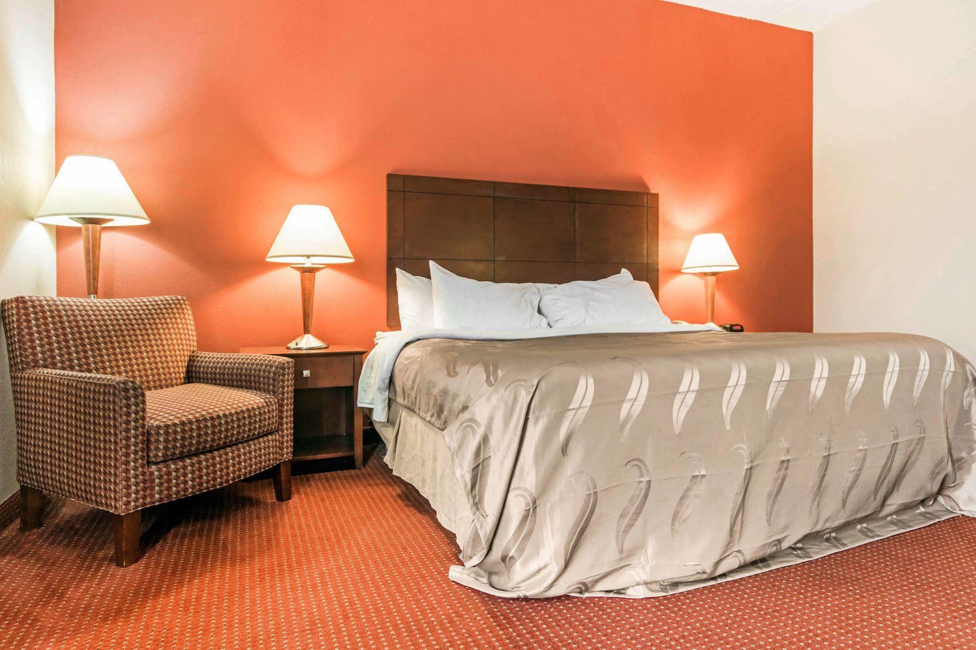 Quality Inn & Suites Лоренсберг Экстерьер фото