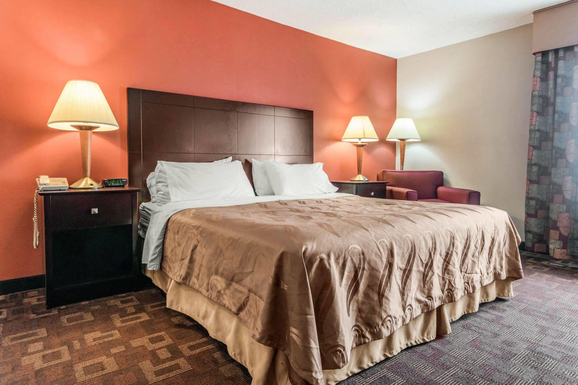 Quality Inn & Suites Лоренсберг Экстерьер фото