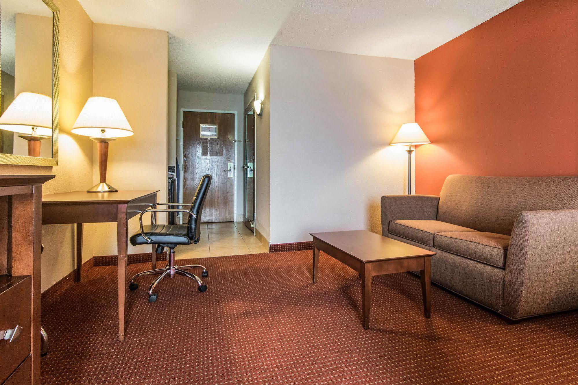 Quality Inn & Suites Лоренсберг Экстерьер фото
