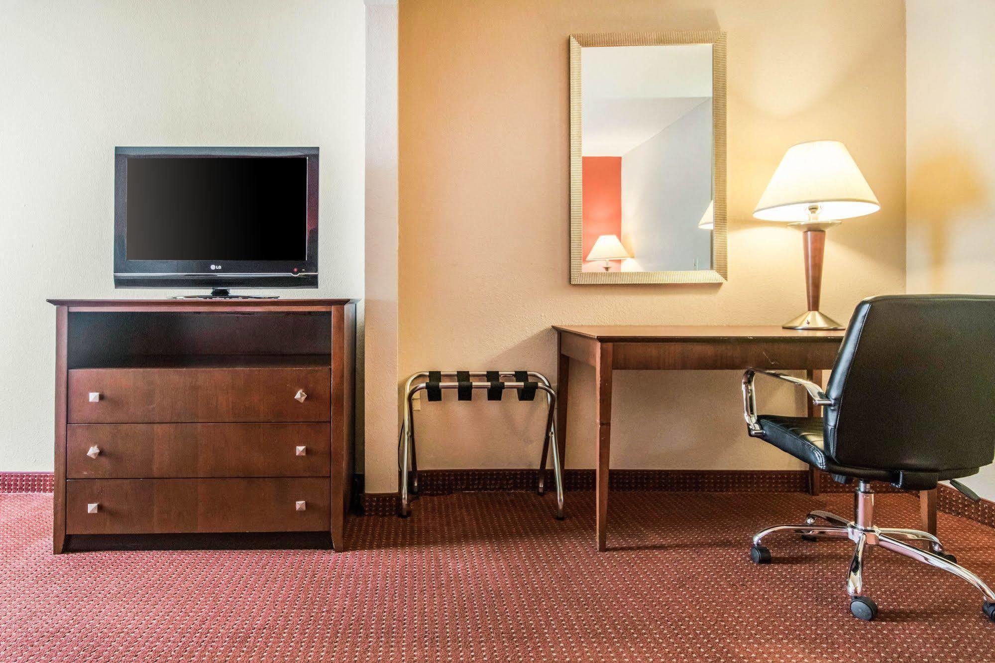 Quality Inn & Suites Лоренсберг Экстерьер фото
