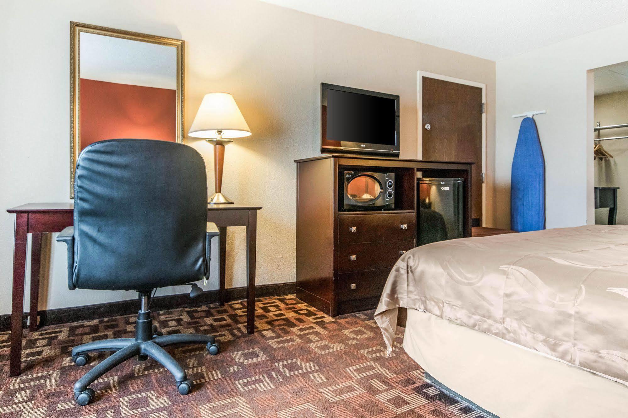 Quality Inn & Suites Лоренсберг Экстерьер фото