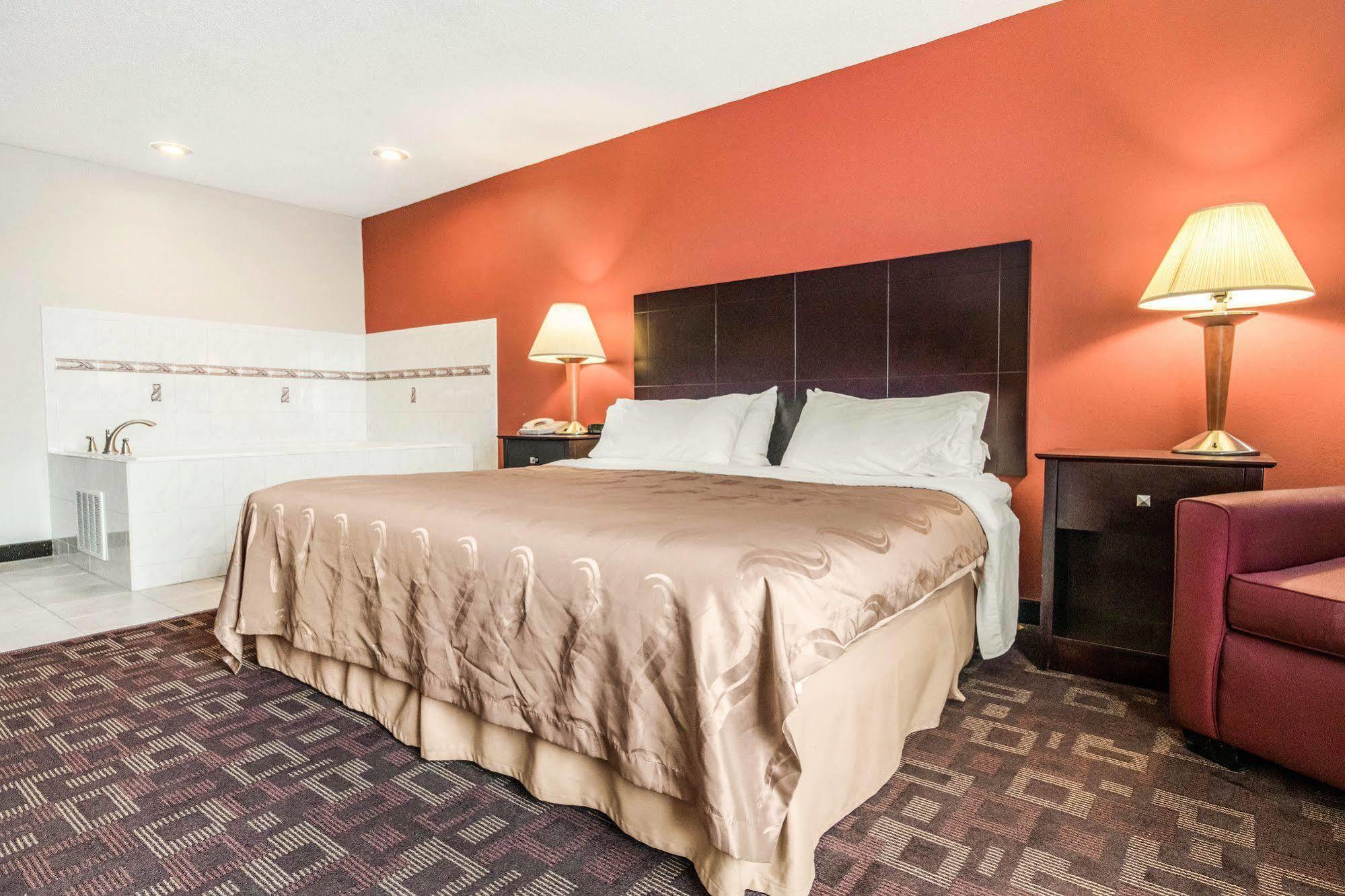 Quality Inn & Suites Лоренсберг Экстерьер фото