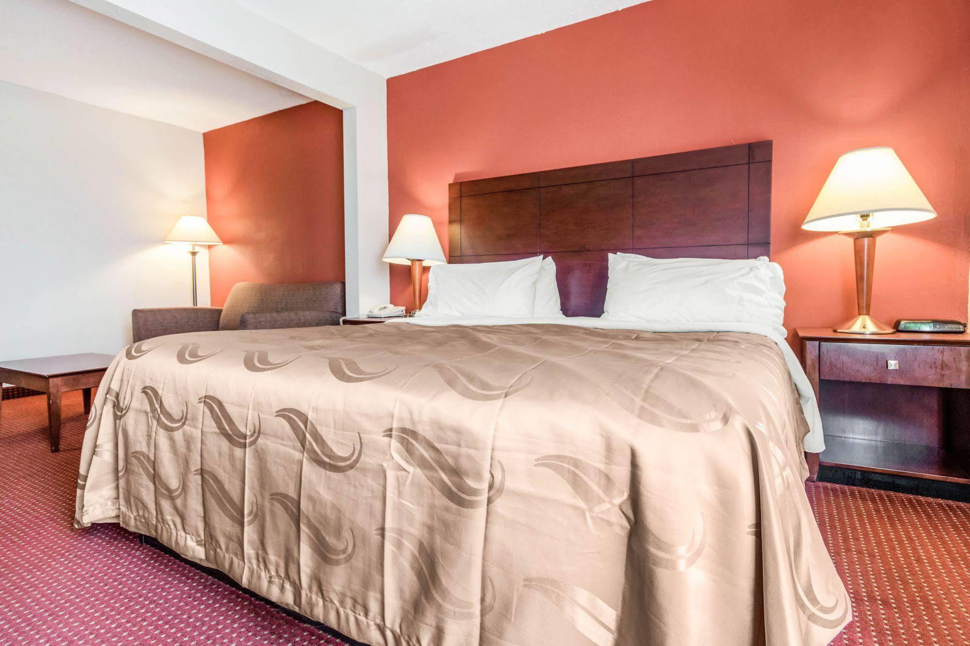 Quality Inn & Suites Лоренсберг Экстерьер фото