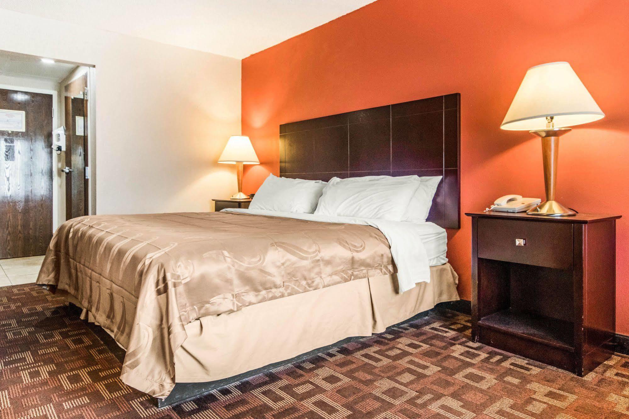 Quality Inn & Suites Лоренсберг Экстерьер фото