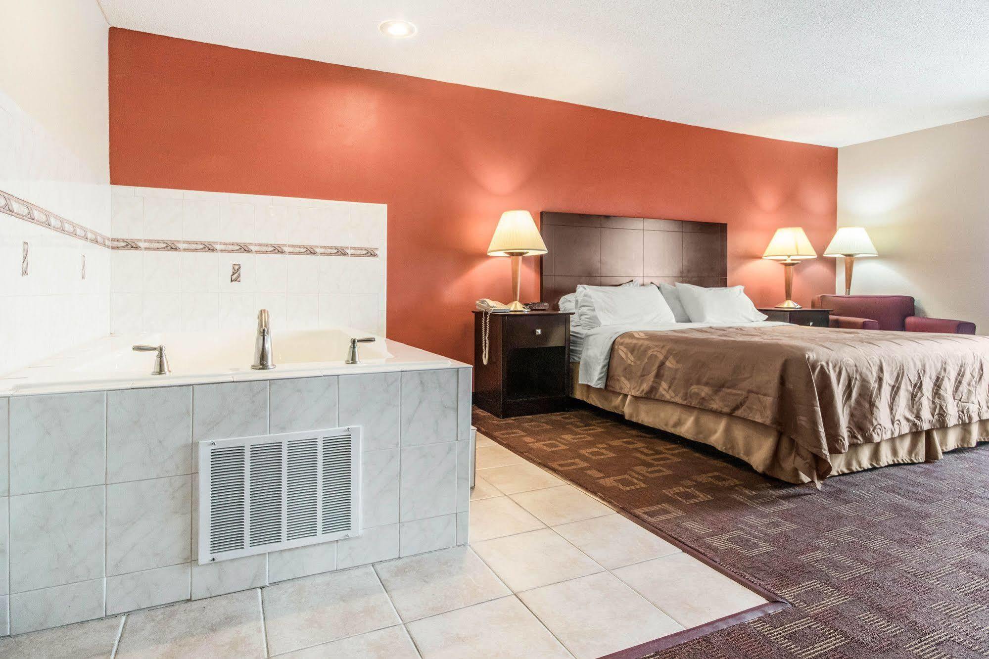 Quality Inn & Suites Лоренсберг Экстерьер фото