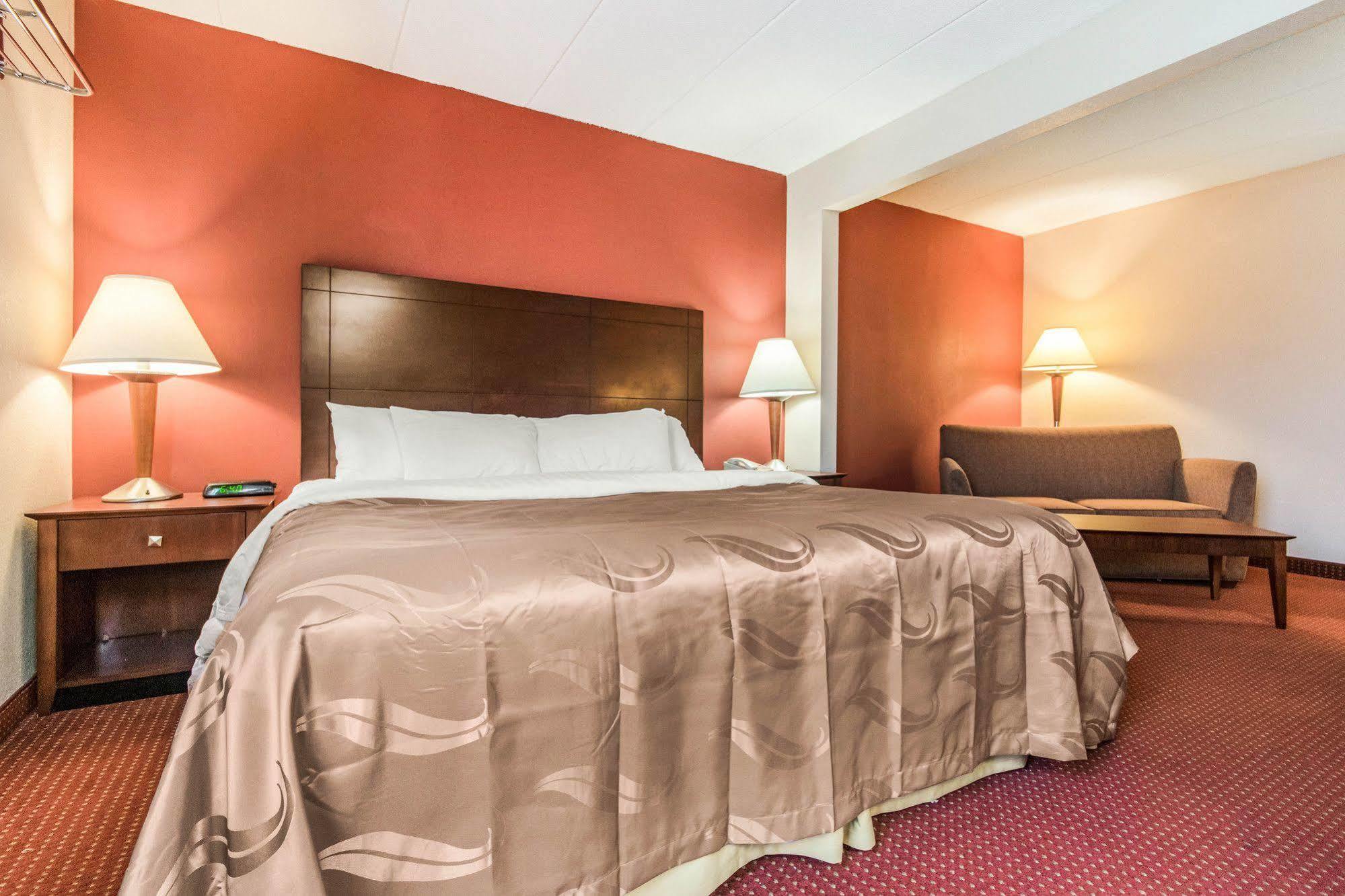 Quality Inn & Suites Лоренсберг Экстерьер фото