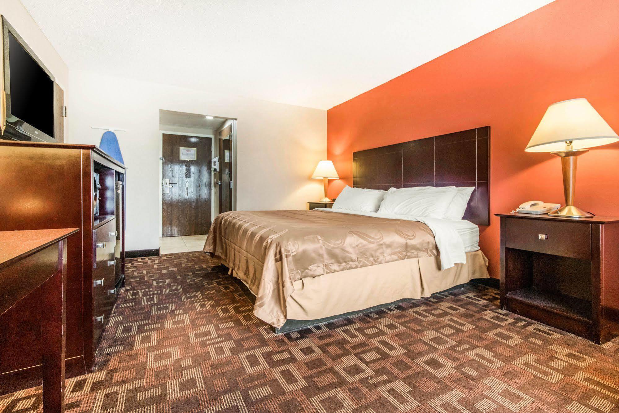 Quality Inn & Suites Лоренсберг Экстерьер фото